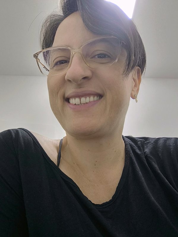 Zuleica, da equipe de limpeza, sorrindo