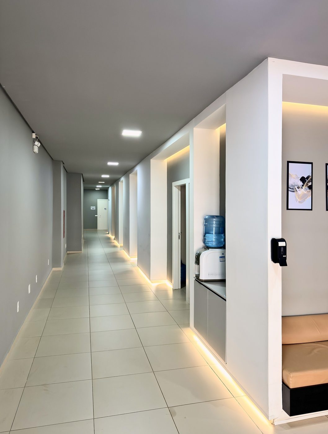 Corredor dos consultórios com iluminação de LED junto ao piso
