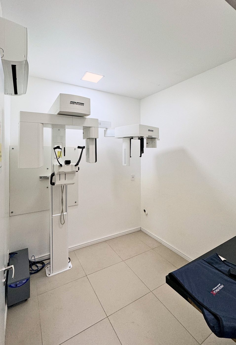Sala com o aparelho de raio-X panorâmico